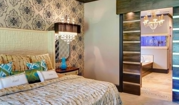 Kamar remaja dengan pintu geser kayu berdetail ukiran Eropa yang unik